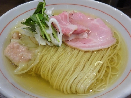 「ラーメン白 750円 ＋ ワンタン 150円　plus」@八咫烏の写真