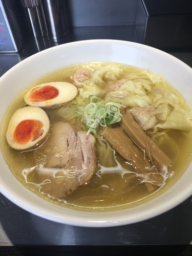 「塩ワンタン麺＋味玉半」@自家製麺 らあめん吟の写真