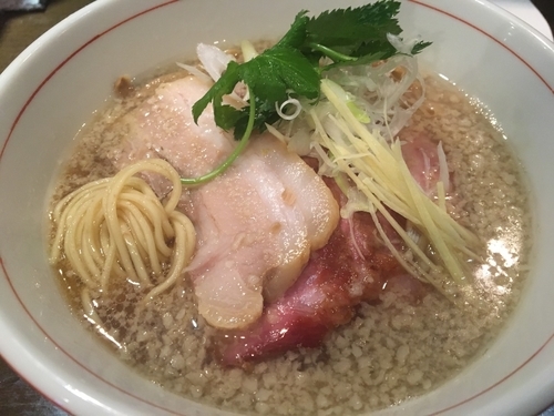 「背脂地鶏中華そば800円、窯焼きチャーシュー3枚200円」@麺や 虎徹の写真