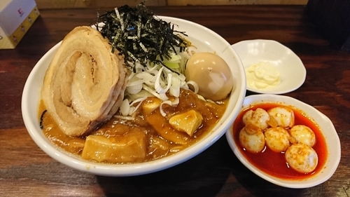 「ファイヤーまぜそば＋チャーシューファイヤーウズラ」@旨辛タンメン ファイヤーマウンテンの写真