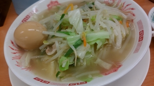 「野菜たっぷりタンメン麺少なめ４７０円＋味玉５０円」@日高屋 信濃町駅前店の写真