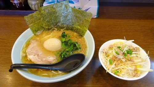 「家系らーめん（690円）＋味付玉子（100円）＋ねぎ飯」@横浜家系らーめん たま家の写真