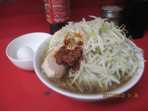 「小ラーメン　￥700脂少な目ニンニク野菜ラー油　たまご￥50」@ラーメン二郎 千住大橋駅前店の写真