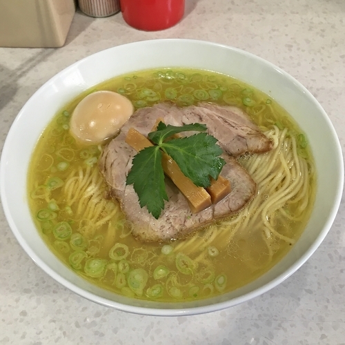 「味玉塩ラーメン・大盛　￥９５０」@ラーメン星印の写真