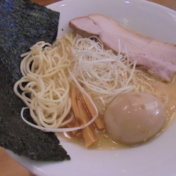 鶏白湯ラーメン＋味玉（810円）