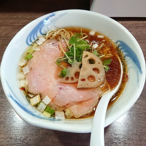 「濃厚鶏清湯醤油 @850円(まるはBEYONDコラボ)」@我流麺舞 飛燕の写真