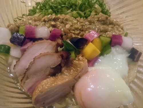 「冷やし煮干し納豆あえそば（限定）」@饗 くろ㐂の写真