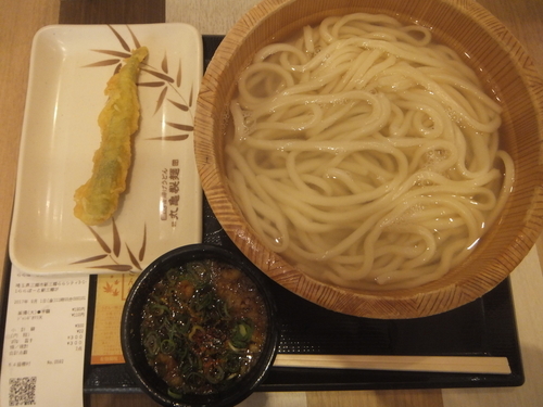 「釜揚げうどん大390円(1日半額190円)＆オクラ天110円」@丸亀製麺 ららぽーと新三郷店の写真