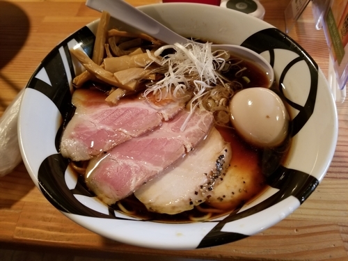 「鴨脂と白トリュフオイルの醤油ラーメン　特製」@ラーメンバル 凌駕 ドロップスの写真