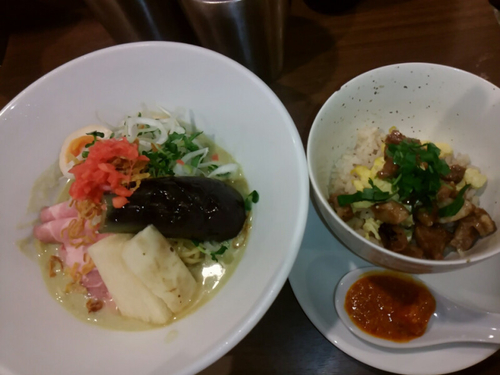 「【限定】青豆と静岡茶の冷製すり流しラーメン～豚そぼろ茶めし付」@八咫烏の写真