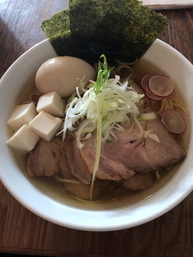 「鶏和出汁ラーメン塩煮干し今日はちょっとリッチ（1,050円）」@ラーメン酒場 晴江戸の写真