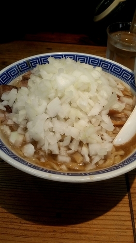 「濃厚背脂煮干し （大盛100円+玉ねぎ50円）」@ナベラボ 池袋〝新潟ラーメン〟の写真