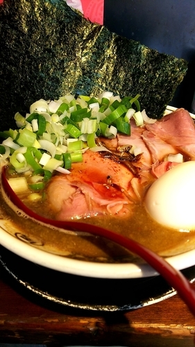 「すごい煮干し 駒ネギ」@すごい煮干ラーメン凪 渋谷東口店の写真