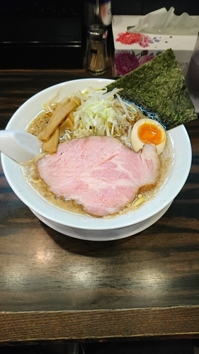 「背脂醤油ラーメン(太麺)750」@稲荷屋の写真