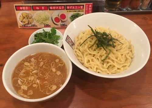 「煮干しつけ麺 並 ゆず＆三ッ葉」@煮干しらーめん 三代目 玉五郎 梅田第三ビル店の写真