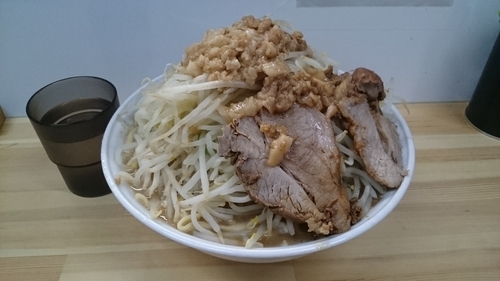「ラーメン・麺増し５００ｇ(ヤサイアブラ)￥８５０」@俺の生きる道 白山店の写真