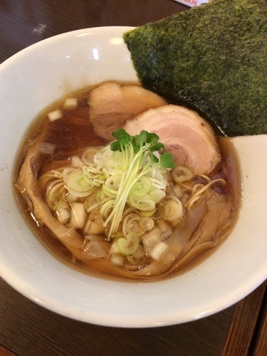 「秋刀魚節中華そば（醤油）750円」@つけ麺 弥七の写真