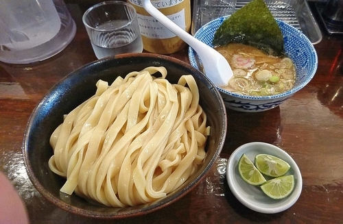 「『すだちつけ麺 中盛(￥950)』を平打麺で...」@つけ麺 紅葉の写真