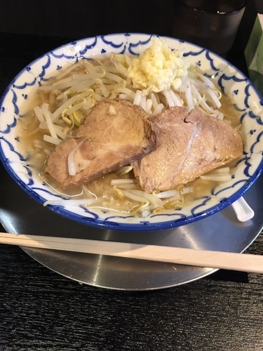 「醤油とんこつ（700円 野菜普通 にんにく入 味濃）」@らーめん浜八道 本店の写真