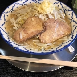 醤油とんこつ（700円 野菜普通 にんにく入 味濃）