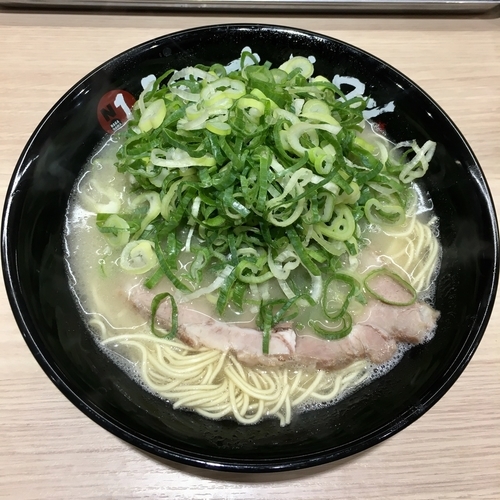 「長浜らーめん (650円) ねぎ山盛り (100円)」@長浜ナンバーワン 松山店の写真
