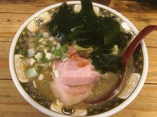 「すごい煮干ラーメン820円、わかめ100円」@すごい煮干ラーメン凪 新宿ゴールデン街店 本館の写真