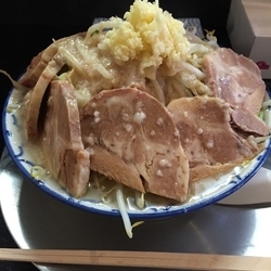 醤油とんこつ（700円 野菜増 にんにく入 脂増 味濃）