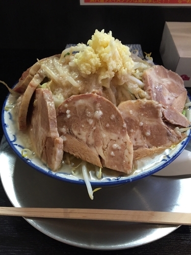 「醤油とんこつ（700円 野菜増 にんにく入 脂増 味濃）」@らーめん浜八道 本店の写真