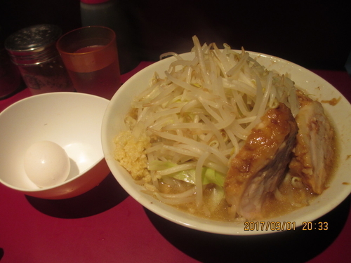 「小ラーメン　￥700ニンニク野菜　生たまご￥50」@ラーメン二郎 荻窪店の写真