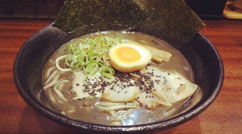 「黒そば」@無双心 祇園店の写真