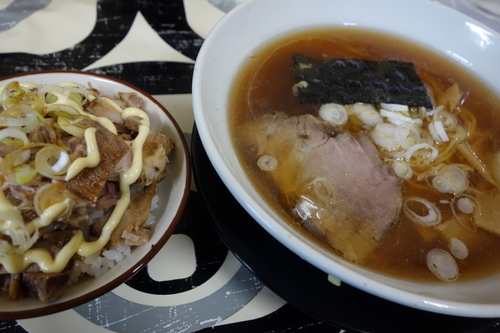 「昔ながら中華そば細麺500円　豚めし150円」@寺カフェ 中華そば水加美の写真