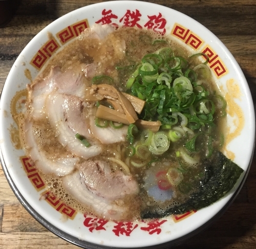 「魚正油ラーメン780円(麺固め・ネギ多め)」@無鉄砲 東京中野店の写真