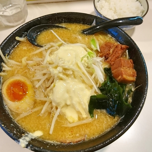 「司みそらーめん850（こってり）+半らいす（ランチサービス）」@らーめん 司の写真