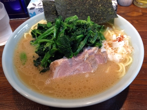 「特塩 + ほうれん草」@横浜家系豚骨醤油極太麺 侍 本店の写真