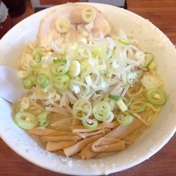 醤油ラーメン（大盛り、ギタギタ、薬味多め）