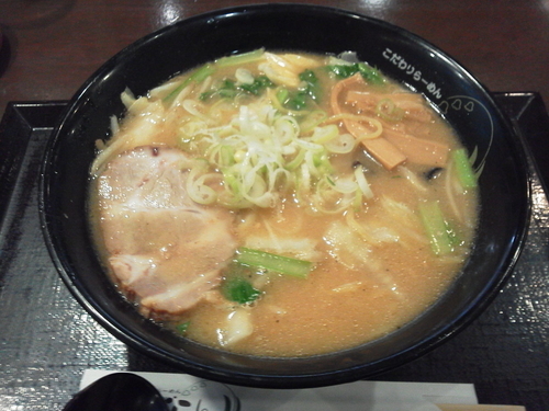 「野菜たっぷり味噌ラーメン 840円」@すずらん 那覇メインプレイス店の写真