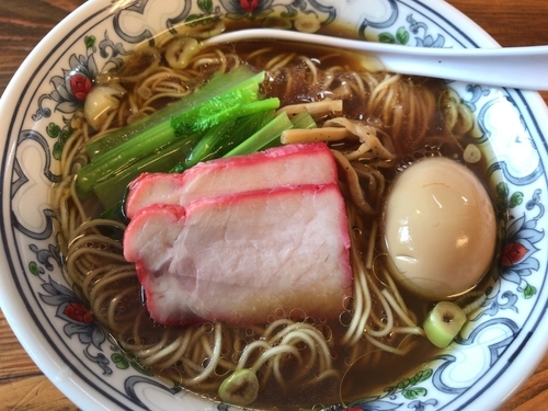 「貝そば味玉・濃い口900円」@まるえ食堂の写真