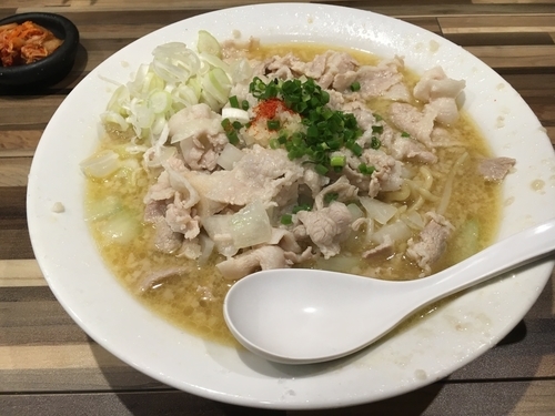 「もばラーメン 二段盛」@らぁ麺三軒屋 茂原店の写真
