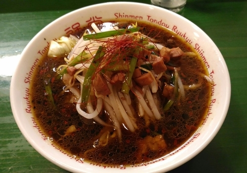 「ミニ野菜たっぷり旨辛ラーメン（620円）」@琉球新麺 通堂 横浜ラーメン博物館店の写真