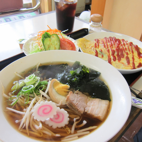 「ラーメンとオムライスセット （14時まで全部 500円）」@フードプラザ コスモスの写真