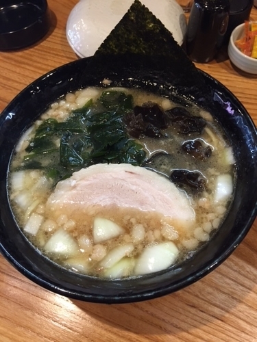 「雷陣ラーメン（並）　730円　サービスライス付き」@麺屋酒場 雷陣の写真
