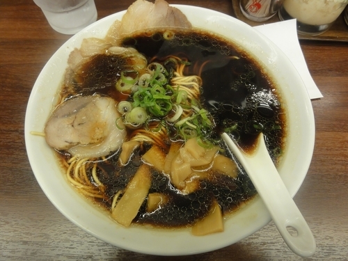 「京都漆黒醤油ラーメン（並）」@ラーメン魁力屋 四条烏丸店の写真