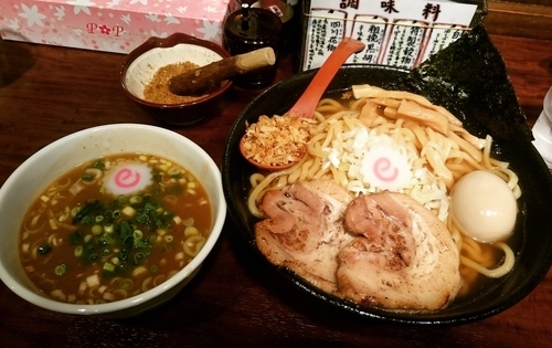 「特製つけ麺(あつ盛り)1000円＋辛味魚粉＋チーズごはん」@鰹節 辻もと つけ麺処の写真