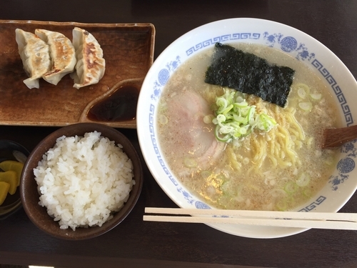 「しお背あぶらとんこつラーメン（720円+大盛）ランチセットA」@まるでん 北上ラーメンの写真