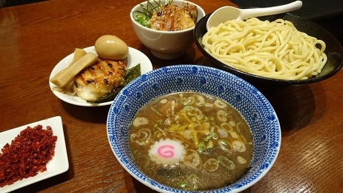 「特製つけめん+大盛り+辛味+炙りチャーシュー丼」@頑者 illmaticの写真