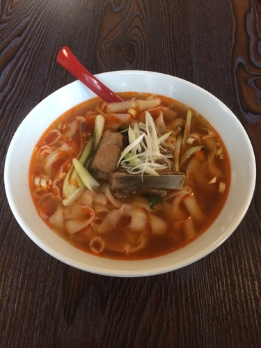 「スペアリブのせ刀削麺 880円」@本格中華ダイニング 華記食府の写真