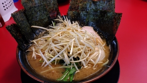 「ネギチャーシュー麺[3枚]中盛り　のり　味玉」@家系ラーメン 王道家の写真