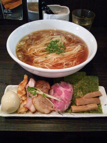 「特撰鶏だし醤油ラーメン」@麺処 ほん田 nijiの写真
