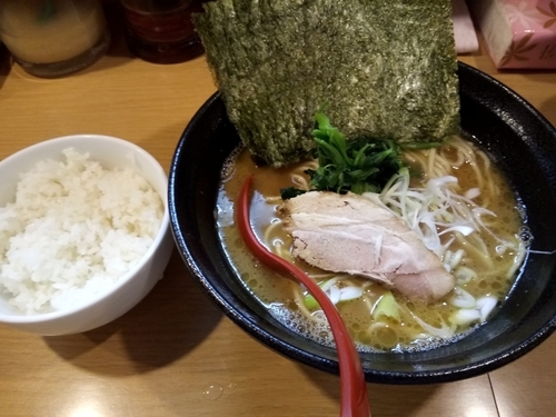 「醤油らーめん700円+海苔50円」@横浜家系らーめん 三元 琴似店の写真