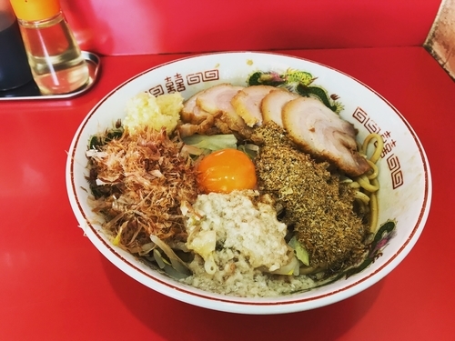 「まぜそば(中)＋チャーシュー＋魚粉」@赤ひげラーメンの写真